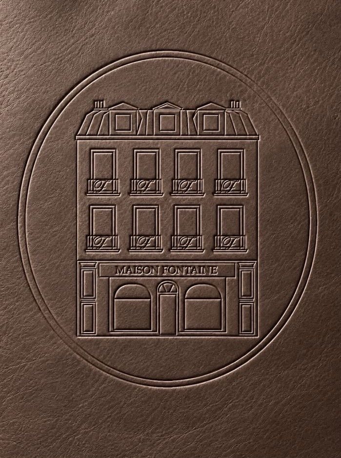 Le sceau de Maison Fontaine, façade haussmannienne gaufrée sur cuir